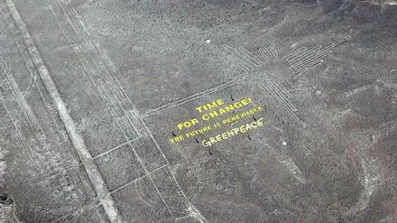 "Zeit zum Wechseln! Die Zukunft ist erneuerbar". Diese Parolen haben die Greenpeace-Aktivisten mit Stoffen auf die weltberühmten Nazca-Linien gelegt.