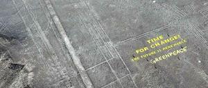 "Zeit zum Wechseln! Die Zukunft ist erneuerbar". Diese Parolen haben die Greenpeace-Aktivisten mit Stoffen auf die weltberühmten Nazca-Linien gelegt.