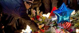 In der Nähe des Tatorts haben die New Yorker eine improvisierte Gedenkstätte eingerichtet.
