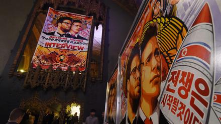 "Interview"-Filmplakate. Vielleicht wird's ja doch noch was mit dem Erfolg.