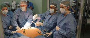 Schlank durch Schlüsselloch-Chirurgie. Operation bei einem stark fettleibigen Patienten an der Uniklinik im polnischen Bialystok.