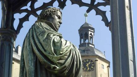 Das Luther-Denkmal in Wittenberg, zu dem Schinkel Sockel und, im Hintergrund, Baldachin beisteuerte.