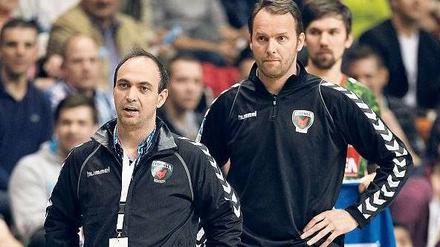 Wie angewurzelt. In der Bundesliga kommen die Füchse mit Manager Hanning (vorne) und Trainer Sigurdsson nicht vom Fleck. Heute empfangen sie Göppingen.