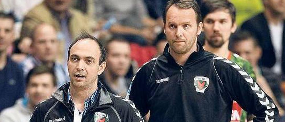 Wie angewurzelt. In der Bundesliga kommen die Füchse mit Manager Hanning (vorne) und Trainer Sigurdsson nicht vom Fleck. Heute empfangen sie Göppingen.
