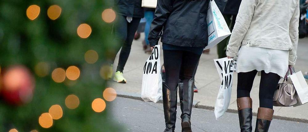 Tüten schleppen. Am Heiligabend öffnen viele Läden bis 14 Uhr und manche auch länger.