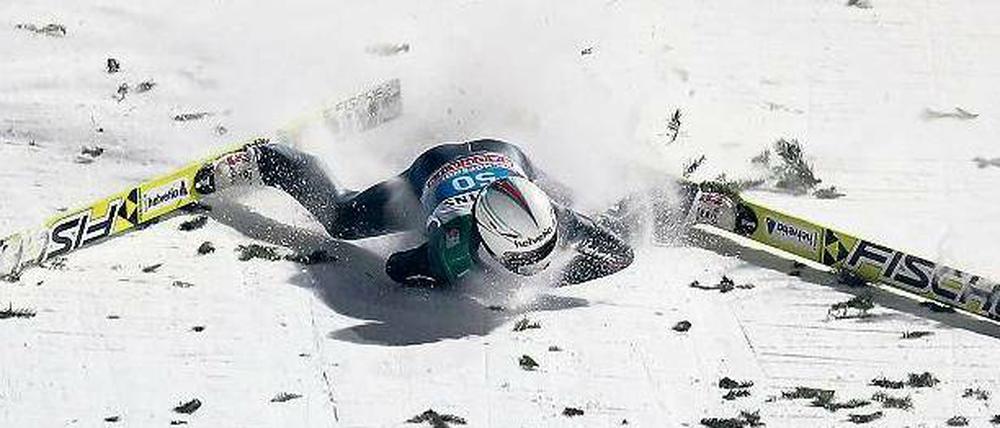 Schlimme Bilder. Simon Ammann stürzte beim letzten Springen der Vierschanzentournee in Bischofshofen und zog sich eine schwere Gehirnerschütterung zu.