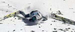 Schlimme Bilder. Simon Ammann stürzte beim letzten Springen der Vierschanzentournee in Bischofshofen und zog sich eine schwere Gehirnerschütterung zu.