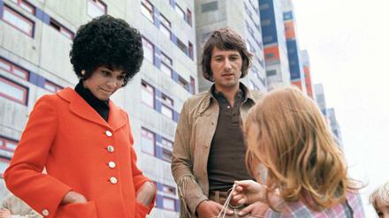 Koffer &amp; Mikro in Berlin. Udo Jürgens und US-Jazzsängerin Nancy Wilson 1971 bei einem Besuch im Märkischen Viertel.
