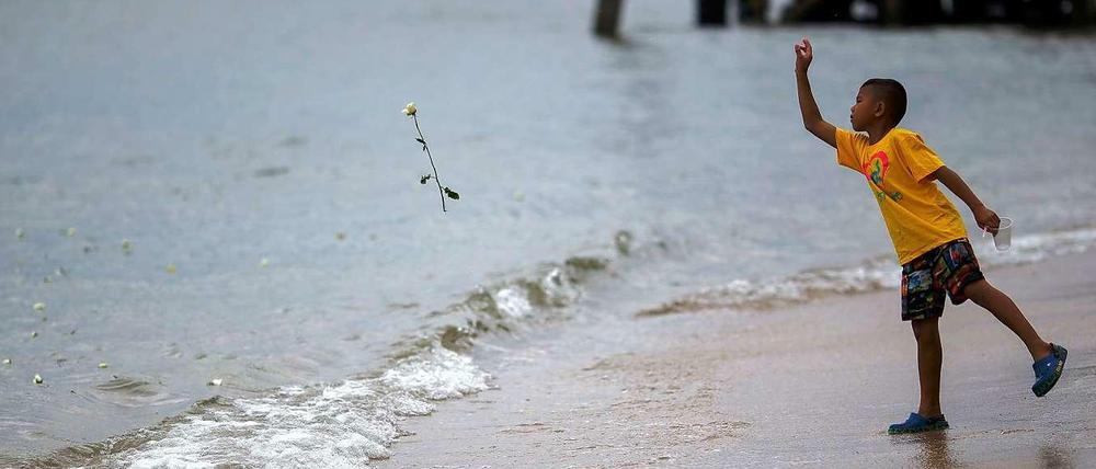 Zehn Jahre nach dem Tsunami, dem über 200.000 Menschen zum Opfer fielen, gedenken die Menschen den Toden.