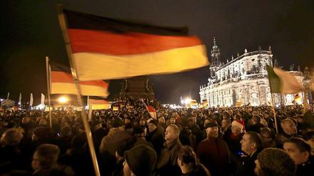 Vor der historischen Kulisse der Semperoper: Pegida-Anhänger am Montag, dem 22. Dezember.