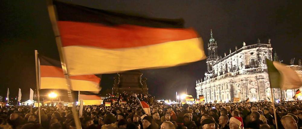 Vor der historischen Kulisse der Semperoper: Pegida-Anhänger am Montag, dem 22. Dezember.