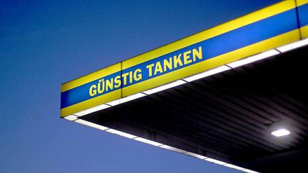Sprit wird immer billiger. Verbraucher geben deutlich weniger Geld fürs Autofahren aus als noch im Sommer. 