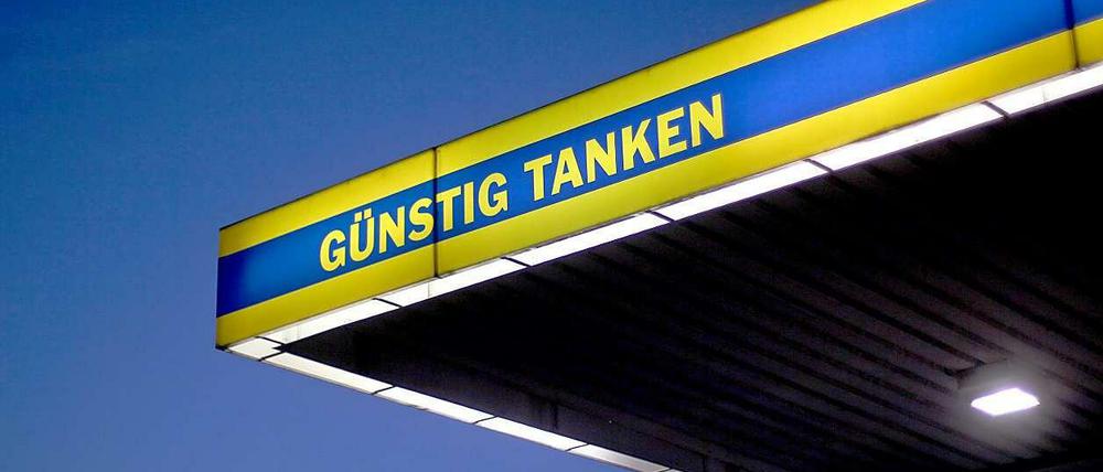 Sprit wird immer billiger. Verbraucher geben deutlich weniger Geld fürs Autofahren aus als noch im Sommer.