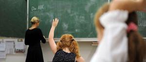 Berlins Grundschulen leiden unter einem erheblichen Lehrermangel. Vor allem in Sprachen und Mathematik werden deshalb viele Unterrichtsstunden nicht von Fachlehrern erteilt.