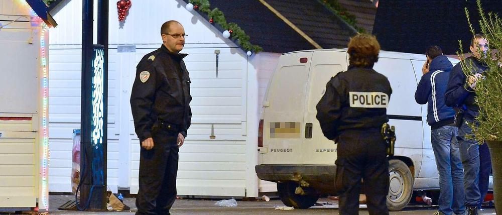 Die Polizei untersucht die Unglücksstelle, an der ein Mann mit einem Van auf den Weihnachtsmarkt gerast war.