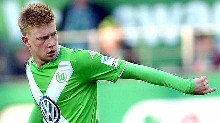 Zaungast. Spielmacher Kevin De Bruyne fehlt in Neapel.