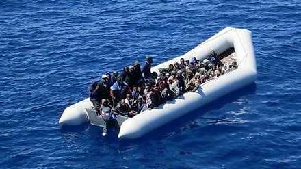 Angesichts der stark gestiegenen Zahl an seeuntauglichen Flüchtlingsbooten sind Lösungen zur Seenotrettung gefragt. 