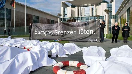 Aktivisten demonstrieren vor dem Kanzleramt gegen die Flüchtlingspolitik.