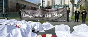 Aktivisten demonstrieren vor dem Kanzleramt gegen die Flüchtlingspolitik.