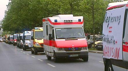 Heute Einsatz in eigener Sache: Private Rettungsdienste protestieren am Mittwochvormittag mit einem Korso durch Berlin gegen bürokratische Hürden für Fahrten zu ambulanten Behandlungen.