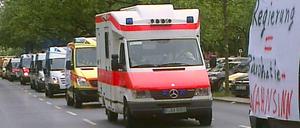 Heute Einsatz in eigener Sache: Private Rettungsdienste protestieren am Mittwochvormittag mit einem Korso durch Berlin gegen bürokratische Hürden für Fahrten zu ambulanten Behandlungen.