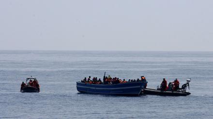 Ein Flüchtlingsboot auf dem Mittelmeer