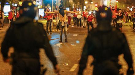 Nach dem Gewinn der Meisterschaft kommt es am Sonntag zu Ausschreitungen zwischen Fans von Benfica Lissabon und der Polizei. Am Dienstag sorgte ein Video für Aufregung, das zeigt, wie ein Polizist einen Fan vor den Augen dessen Kindes verprügelt. 