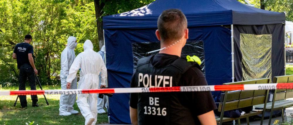 Beamte der Spurensicherung sichern in einem Faltpavillon Spuren am Tatort im Kleinen Tiergarten.