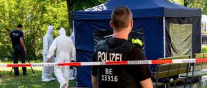 Beamte der Spurensicherung sichern in einem Faltpavillon Spuren am Tatort im Kleinen Tiergarten.