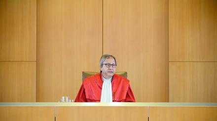 Ziemlich allein mit dem Urteil: Andreas Voßkuhle, Vorsitzender des Zweiten Senats beim Bundesverfassungsgericht, spricht während der Urteilsverkündung des zweiten Senats des Bundesverfassungsgerichts (BVerfG) zu milliardenschweren Staatsanleihenkäufen der Europäischen Zentralbank (EZB).