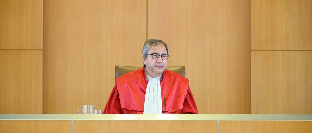 Ziemlich allein mit dem Urteil: Andreas Voßkuhle, Vorsitzender des Zweiten Senats beim Bundesverfassungsgericht, spricht während der Urteilsverkündung des zweiten Senats des Bundesverfassungsgerichts (BVerfG) zu milliardenschweren Staatsanleihenkäufen der Europäischen Zentralbank (EZB).