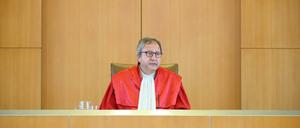 Ziemlich allein mit dem Urteil: Andreas Voßkuhle, Vorsitzender des Zweiten Senats beim Bundesverfassungsgericht, spricht während der Urteilsverkündung des zweiten Senats des Bundesverfassungsgerichts (BVerfG) zu milliardenschweren Staatsanleihenkäufen der Europäischen Zentralbank (EZB).