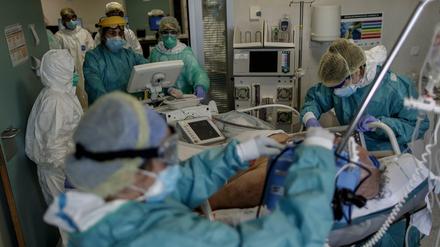 Überfüllte Kliniken, überlastete Intensivstationen (wie hier im spanischen San Sebastián De Los Reyes) - Patienten mit herzinfarktsymptomen scheuen offenbar derzeit den Gang in die Klinik, was langfristig Folgen haben könnte, befürchten Mediziner. 