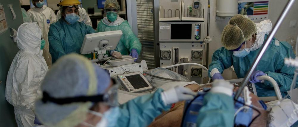Überfüllte Kliniken, überlastete Intensivstationen (wie hier im spanischen San Sebastián De Los Reyes) - Patienten mit herzinfarktsymptomen scheuen offenbar derzeit den Gang in die Klinik, was langfristig Folgen haben könnte, befürchten Mediziner.
