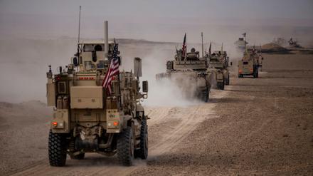 Ein amerikanischer Militärkonvoi auf dem Weg durch Syrien.