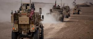Ein amerikanischer Militärkonvoi auf dem Weg durch Syrien.