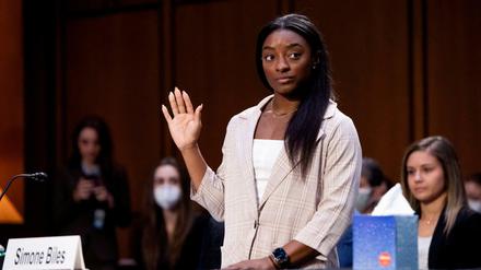 Turnsuperstar Simone Biles bei ihrer Aussage.