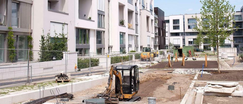 Zwar wird in Berlin immer mehr gebaut, der Trend geht aber zu hochwertigen Wohnungen und teureren Mieten für Neubauwohnungen (wie hier an der Schwedter Straße).