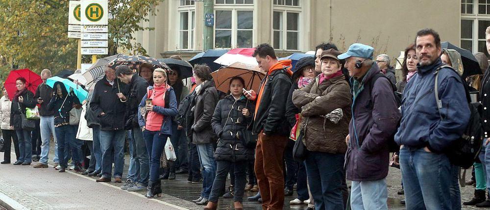 Enge Sache: Die Führung der Radwege an Bushaltestellen ist oft alles andere als optimal. Wenn dann noch die Bahn streikt wird es richtig eng.