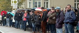 Enge Sache: Die Führung der Radwege an Bushaltestellen ist oft alles andere als optimal. Wenn dann noch die Bahn streikt wird es richtig eng.