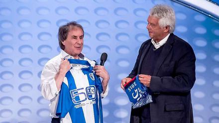 Chris de Burgh ist jetzt Ehrenspieler des 1. FC Magdeburg - weil Jürgen Sparwasser (r.) es so will.