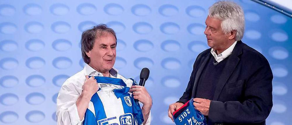 Chris de Burgh ist jetzt Ehrenspieler des 1. FC Magdeburg - weil Jürgen Sparwasser (r.) es so will.
