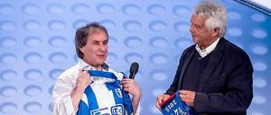 Chris de Burgh ist jetzt Ehrenspieler des 1. FC Magdeburg - weil Jürgen Sparwasser (r.) es so will.