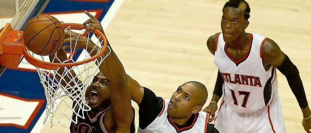 Zu spät gekommen: Die Atlanta Hawks um den Deutschen Dennis Schröder (r.) verlieren gegen die Cleveland Cavaliers. 