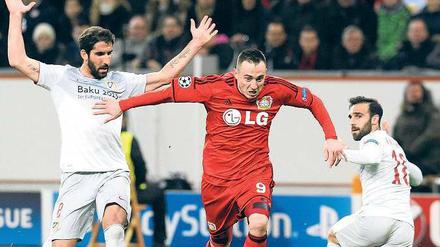Durchgedrückt. Josip Drmic (Mitte) zeigte im Hinspiel gegen Atlético auch ohne Tor eine starke Leistung.