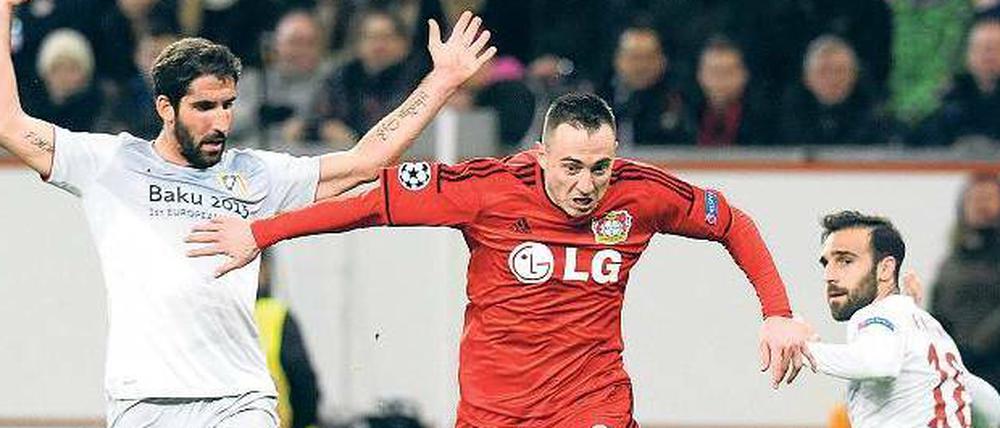 Durchgedrückt. Josip Drmic (Mitte) zeigte im Hinspiel gegen Atlético auch ohne Tor eine starke Leistung.