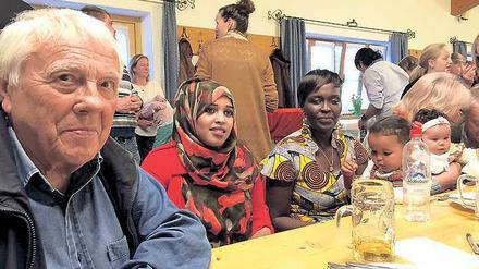 In der Lamstoahalle zu Frasdorf im Chiemgau feiern Einheimisch und Asylbewerber ein Kennenlernfest. Zünftig bajuwarisch. Und einander zugewandt. 