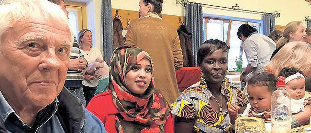 In der Lamstoahalle zu Frasdorf im Chiemgau feiern Einheimisch und Asylbewerber ein Kennenlernfest. Zünftig bajuwarisch. Und einander zugewandt. 