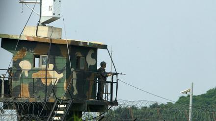 Ein Südkoreanischer Soldat hält Ausschau in Richtung Norden.
