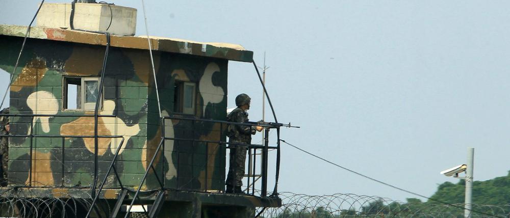 Ein Südkoreanischer Soldat hält Ausschau in Richtung Norden.